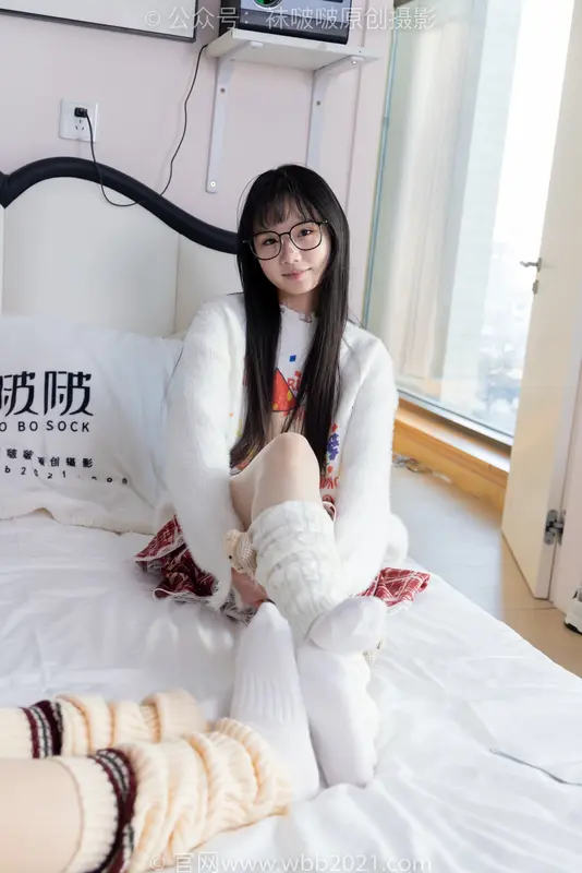 [BoBoSocks袜啵啵] NO.484 小甜豆甜甜圈-两双板鞋、油亮肉丝（脚尖透明款）、堆堆袜套、白棉袜、脚对脚 斗脚 手互相挠脚剧情（剧情版） 5